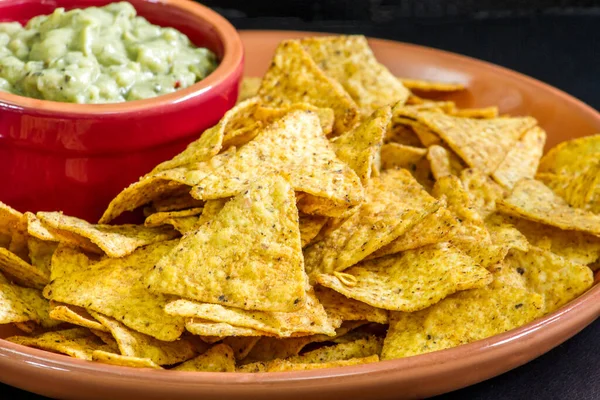 Guacamole soslu nacho.
