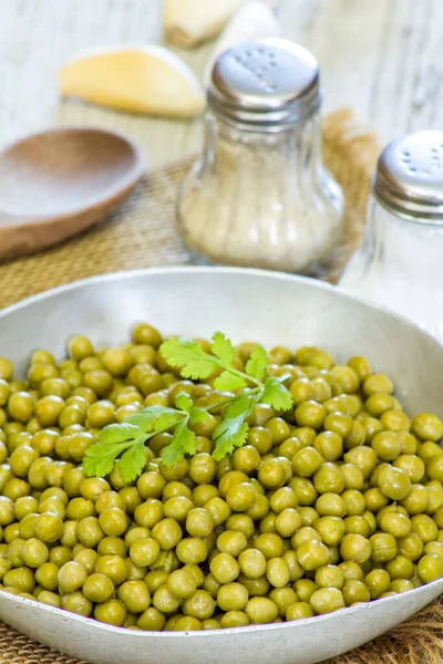 Schaal Van Gekookte Erwten Een Houten Tafel — Stockfoto