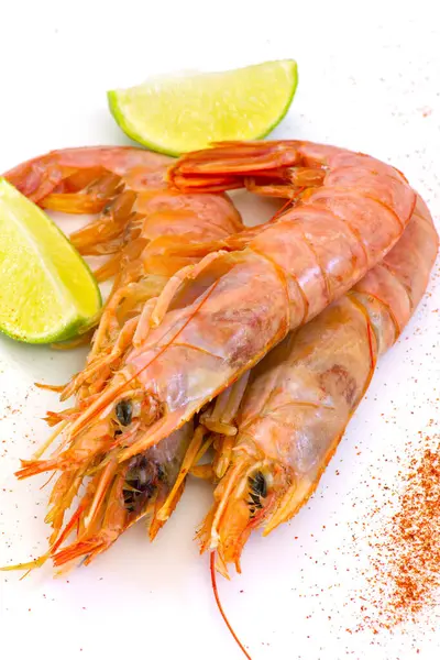 Camarones Frescos Con Lima Sobre Fondo Blanco — Foto de Stock