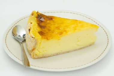 Beyaz arkaplanda karamel olan pasta