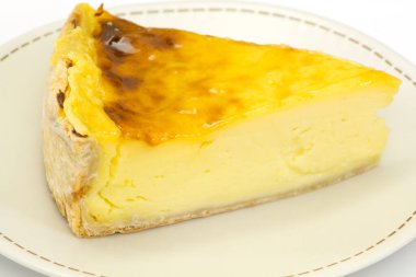 Beyaz arkaplanda karamel olan pasta