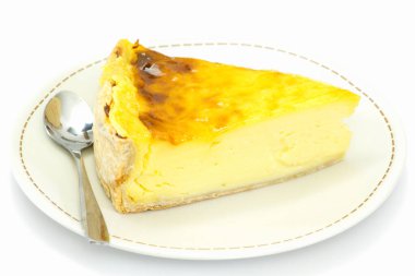 Beyaz arkaplanda karamel olan pasta