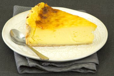 Tabağında karamel olan kek.