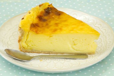 Tabağında karamel olan kek.