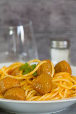 Köfteli ve soslu spagetti.