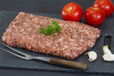 Çiğ domuz dolması pişirmeye hazır.