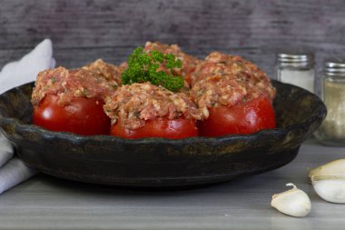 Çiğ domatesler pişmeye hazır.