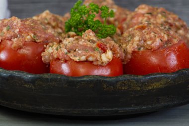 Tabakta çiğ domates