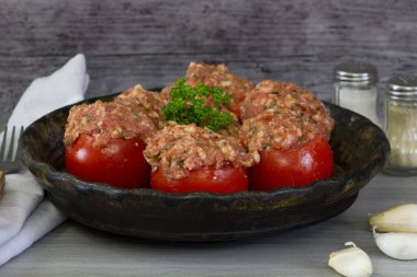 Tabakta çiğ domates