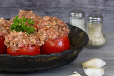 Tabakta çiğ domates