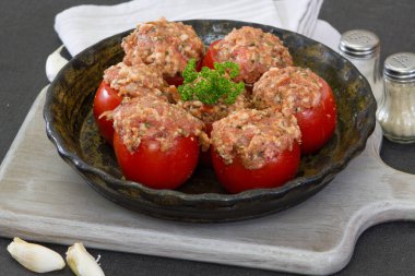 Tabakta çiğ domates