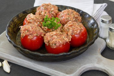 Tabakta çiğ domates