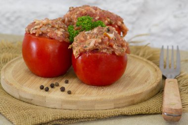 Tabakta çiğ domates