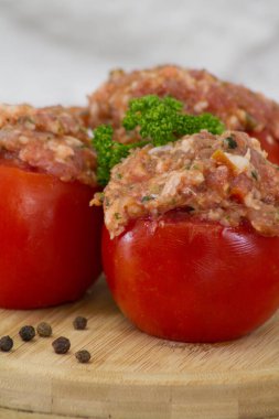 Tabakta çiğ domates