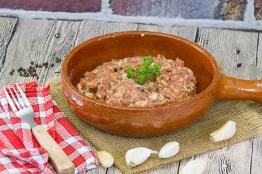 Çiğ domuz dolması pişirmeye hazır.