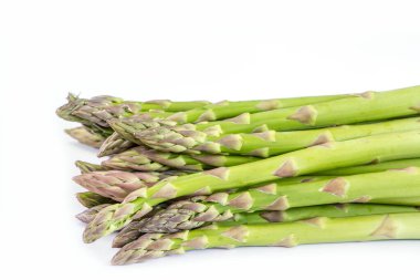 Beyaz arkaplanda taze kuşkonmaz izole edildi