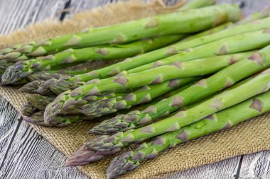 Tahta masada taze yeşil kuşkonmaz