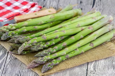 Tahta masada taze yeşil kuşkonmaz