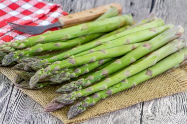 Tahta masada taze yeşil kuşkonmaz