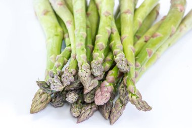 Beyaz arkaplanda taze kuşkonmaz izole edildi