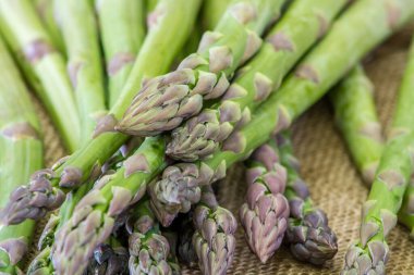 Tahta masada taze yeşil kuşkonmaz