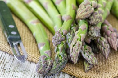 Tahta masada taze yeşil kuşkonmaz