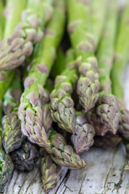 Tahta masada taze yeşil kuşkonmaz