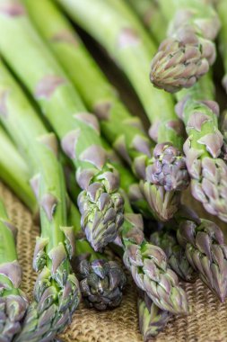 Tahta masada taze yeşil kuşkonmaz