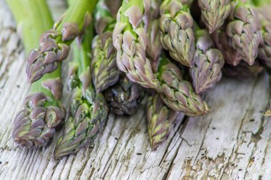 Tahta masada taze yeşil kuşkonmaz