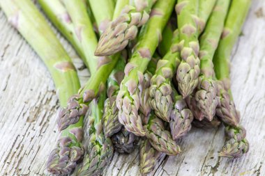 Tahta masada taze yeşil kuşkonmaz