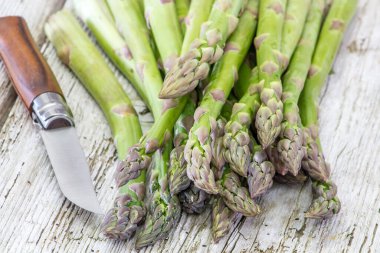 Tahta masada taze yeşil kuşkonmaz