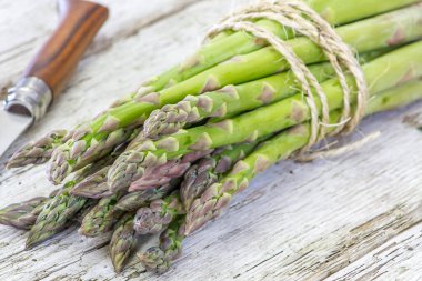 Tahta masada taze yeşil kuşkonmaz