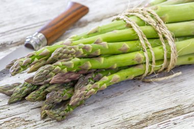 Tahta masada taze yeşil kuşkonmaz
