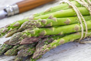 Tahta masada taze yeşil kuşkonmaz