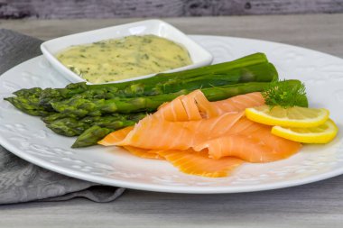 Sos ve füme somon ile yeşil kuşkonmaz.