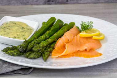 Sos ve füme somon ile yeşil kuşkonmaz.