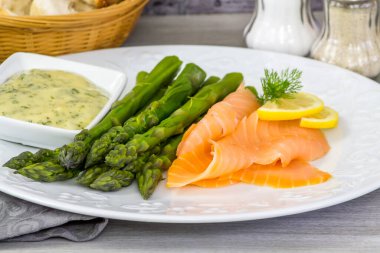 Sos ve füme somon ile yeşil kuşkonmaz.