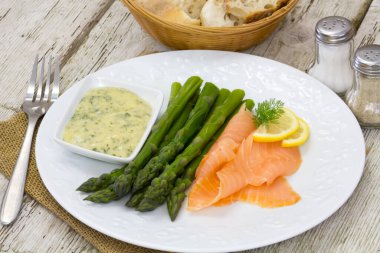 Sos ve füme somon ile yeşil kuşkonmaz.