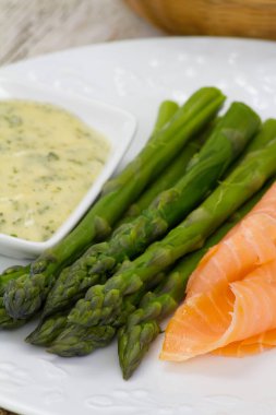 Sos ve füme somon ile yeşil kuşkonmaz.