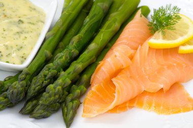 Sos ve füme somon ile yeşil kuşkonmaz.