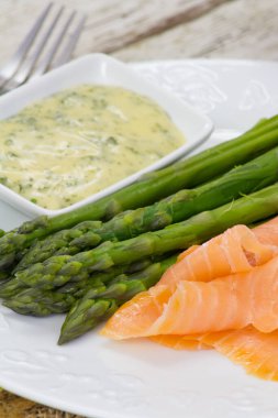 Sos ve füme somon ile yeşil kuşkonmaz.