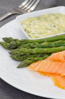 Sos ve füme somon ile yeşil kuşkonmaz.