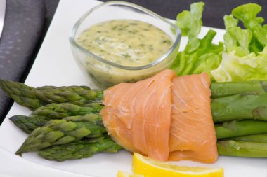 Sos ve füme somon ile yeşil kuşkonmaz.