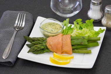 Sos ve füme somon ile yeşil kuşkonmaz.