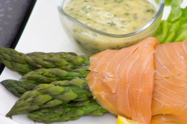 Sos ve füme somon ile yeşil kuşkonmaz.