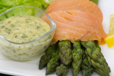 Sos ve füme somon ile yeşil kuşkonmaz.