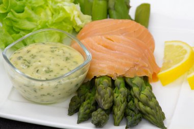 Sos ve füme somon ile yeşil kuşkonmaz.