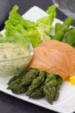 Sos ve füme somon ile yeşil kuşkonmaz.