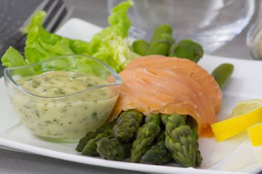 Sos ve füme somon ile yeşil kuşkonmaz.