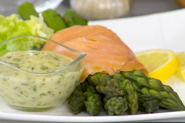 Sos ve füme somon ile yeşil kuşkonmaz.